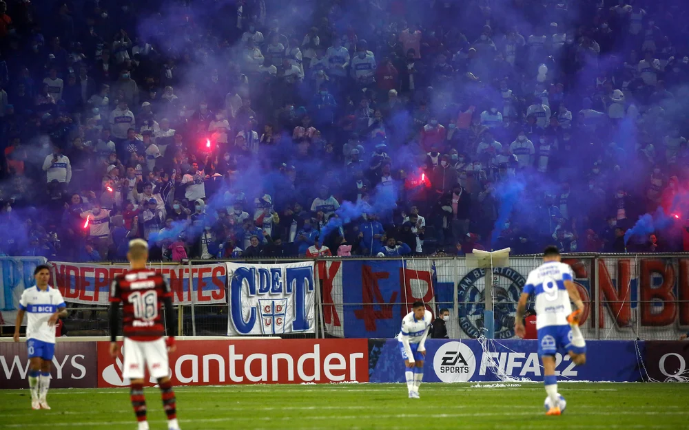 Justicia condena a Cruzados a pagar 70 millones a hinchas de Flamengo agredidos en San Carlos de Apoquindo