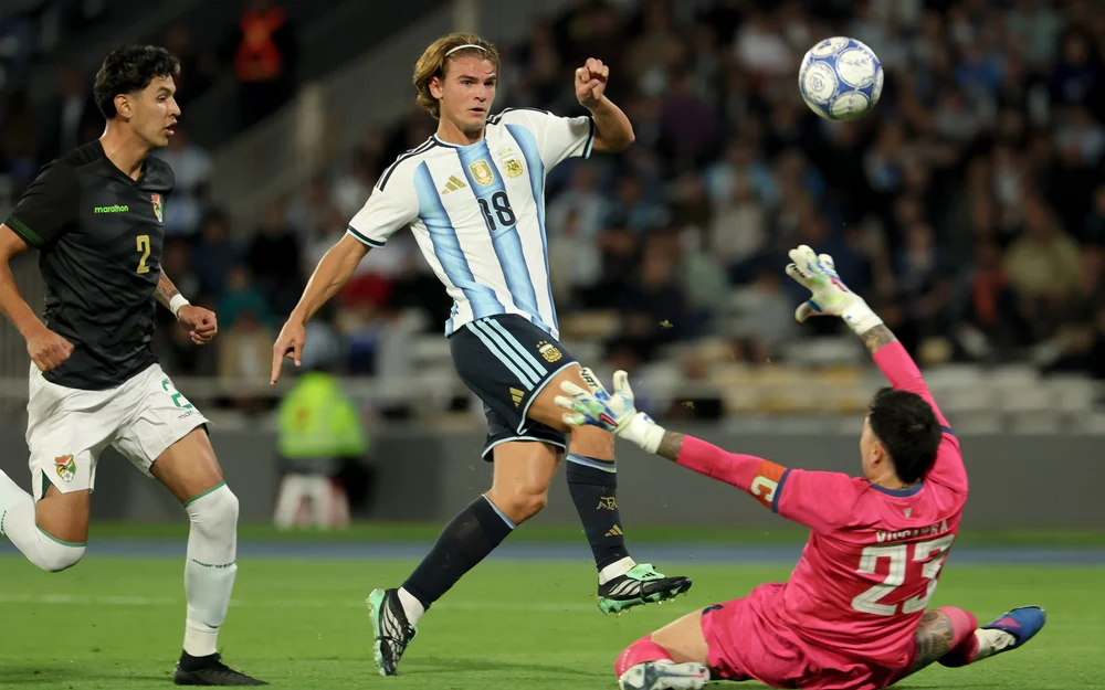 Argentina golea a Bolivia en Córdoba en su primer partido tras el Mundial