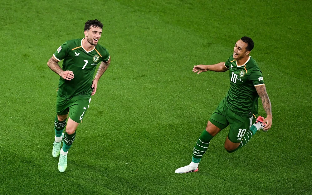 Troy Parrott desata elogios en Europa tras doblete con Irlanda ante Austria