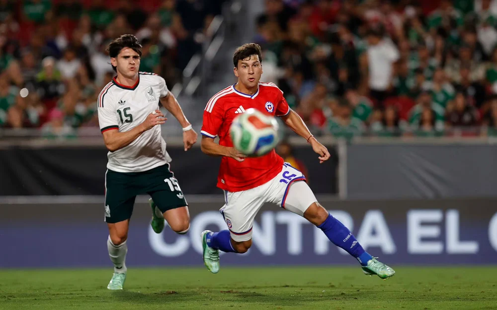 Chile cierra su gira por Norteamérica con un 2-0 sobre México