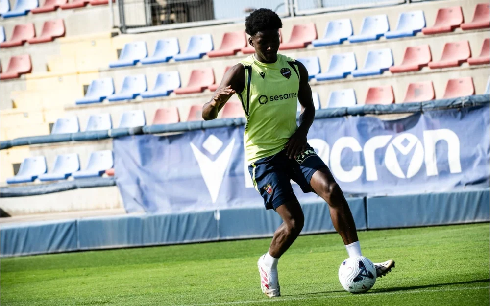 Axel Tapé, sin debutar en el Levante, suma minutos como titular con su selección