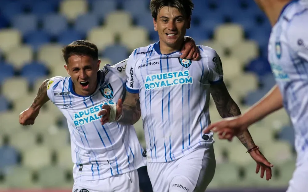 Huachipato gana 2-0 a Universidad de Concepción y respira en la parte baja