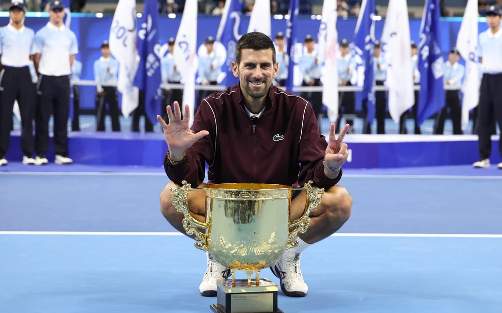 Djokovic gana el China Open tras el retiro de De Miñaur y queda a un título de Federer