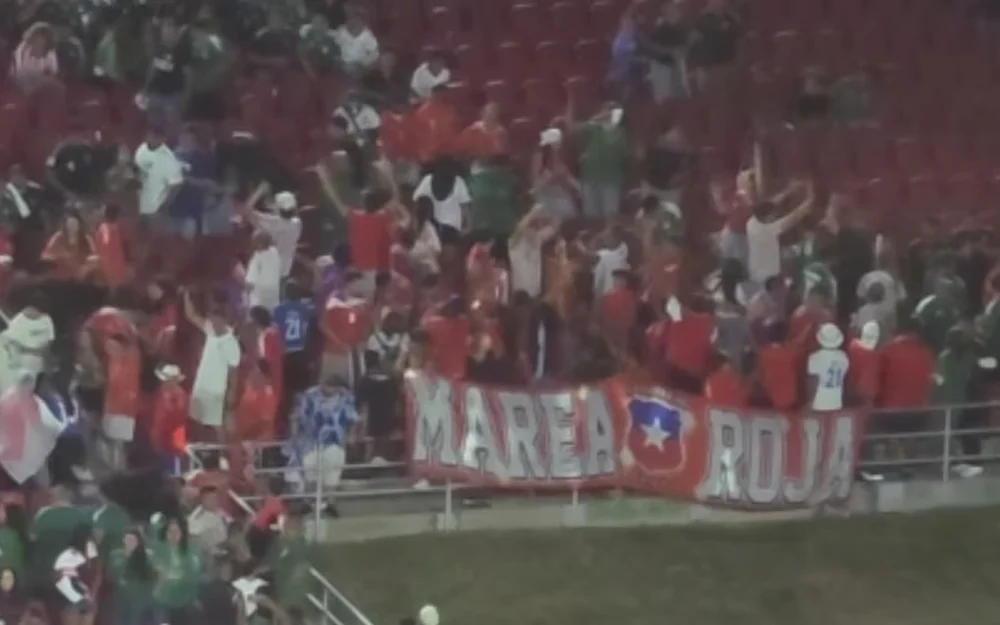 Chile cierra su gira con un 2-0 sobre México y una pelea en las gradas del Memorial Coliseum