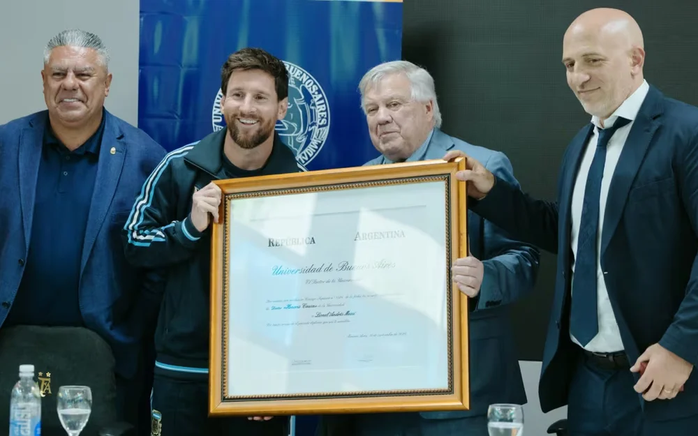 Messi es nombrado Doctor Honoris Causa por la UBA en Ezeiza