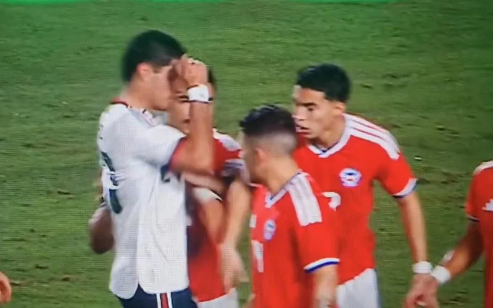 El puñetazo de un mexicano a Gabriel Suazo que no terminó en expulsión
