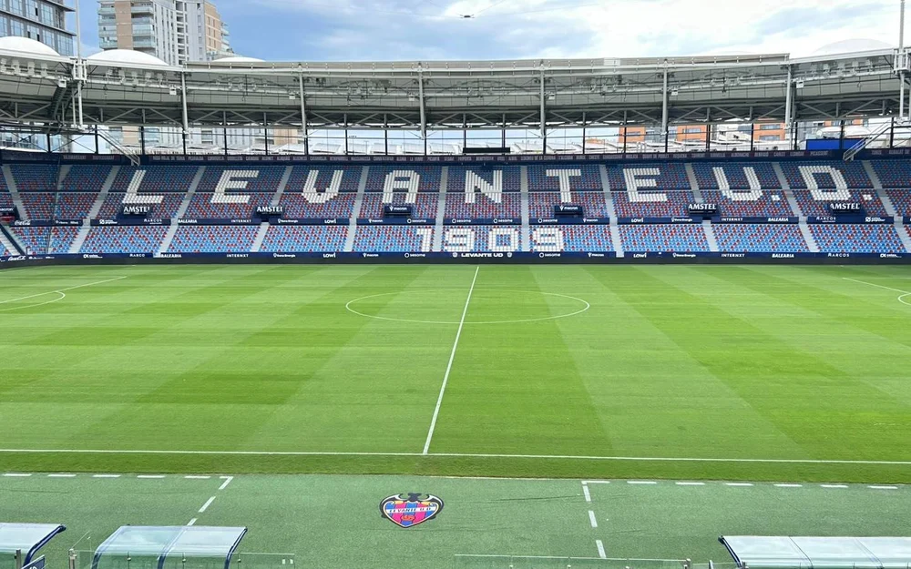 Levante vuelve a entrenar en el Ciutat de València tras superar el temporal