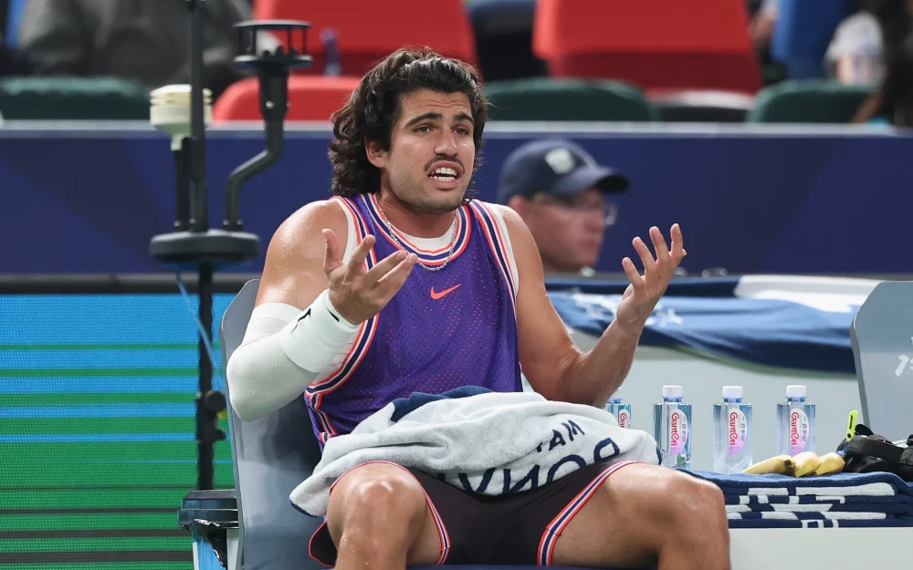Alcaraz cae ante Bergs en Shanghái y Zverev sella el número uno del año