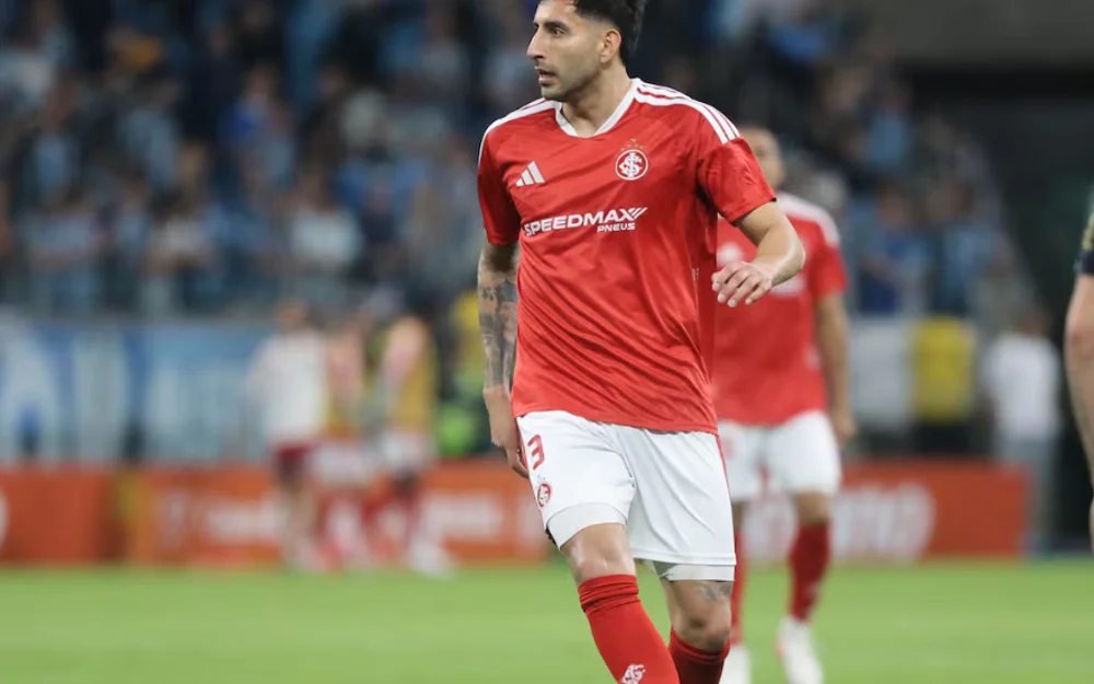Guillermo Maripán comete el penal que condena al Inter de Porto Alegre ante Sao Paulo