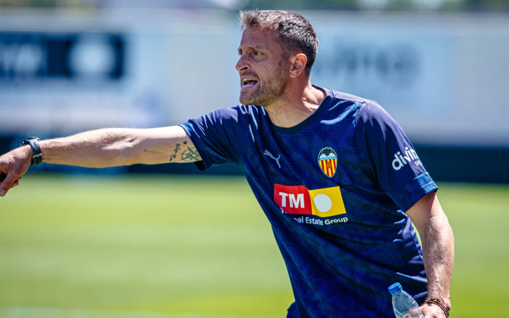 Óscar Sánchez asume como técnico interino del Valencia y admite la crisis de resultados