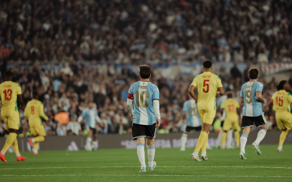 Messi cierra su ciclo en Argentina: gol, dos asistencias y arbitraje chileno en la goleada a Benín