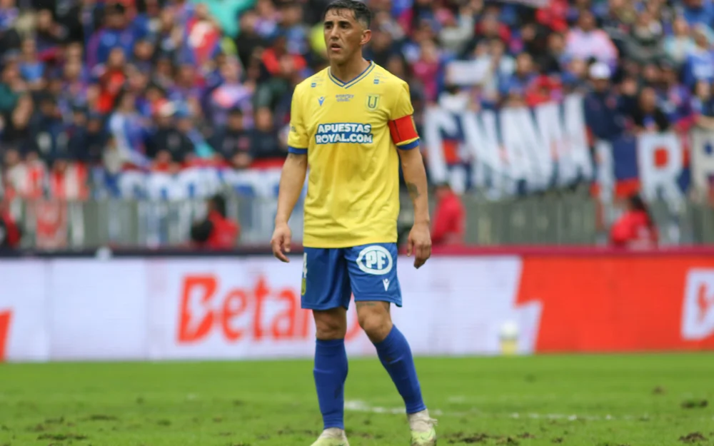 Osvaldo González arriesga sanción tras insultar y sujetar del brazo al árbitro Mathias Riquelme