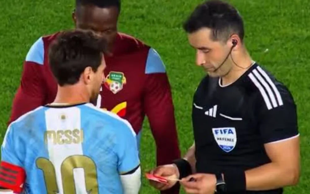 Fernando Véjar dirigió la despedida de Messi y le regaló las tarjetas del partido