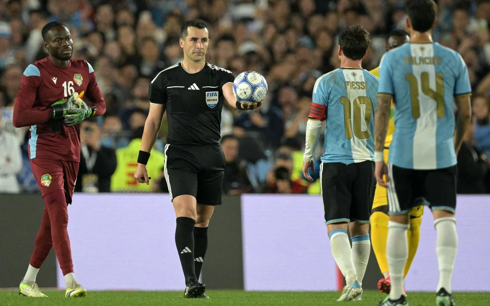 Fernando Véjar arbitró el último partido de Messi con Argentina y le entregó la pelota y las tarjetas