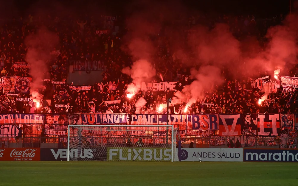 Incidentes de barristas suspenden el duelo de ida entre Everton y U. de Chile por Copa Chile