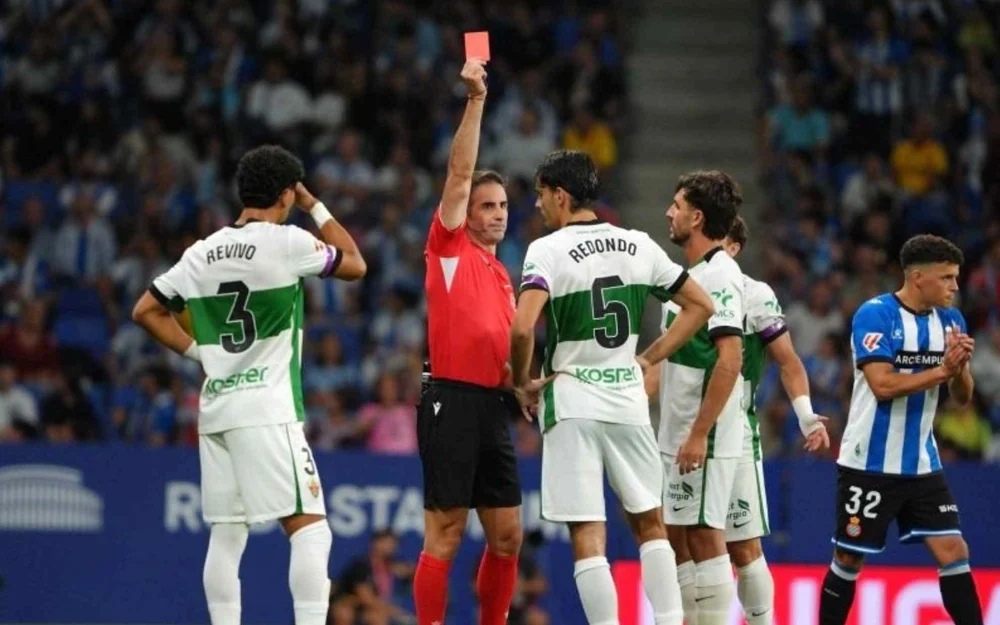 Federico Redondo expulsado al minuto 6 en Elche por falta sobre Bryan Zaragoza