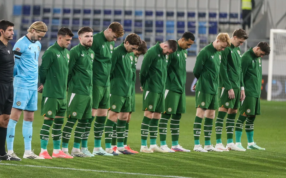 Irlanda e Israel igualan 1-1 en un duelo marcado por brazaletes negros y acusaciones de racismo