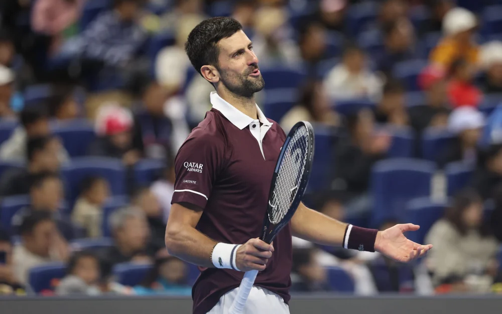 Djokovic avanza a la final del ATP de Beijing tras descalificación de Medvédev
