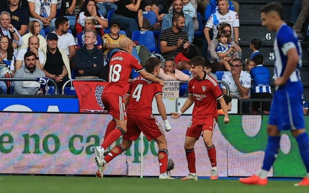 Miguel Sierra marca el gol del triunfo del Sevilla ante el Deportivo en Riazor