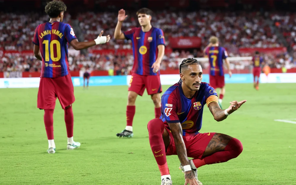 Raphinha firma un hat-trick y el Barcelona se mantiene líder ante el Sevilla de Gabriel Suazo