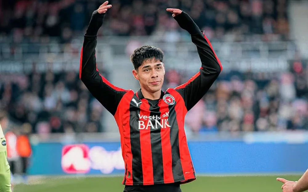Director deportivo del Midtjylland apunta al proceso formativo chileno por el caso de Darío Osorio