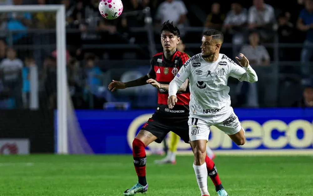 Erick Pulgar completó los 90 minutos en el empate 2-2 de Flamengo con Santos en Vila Belmiro