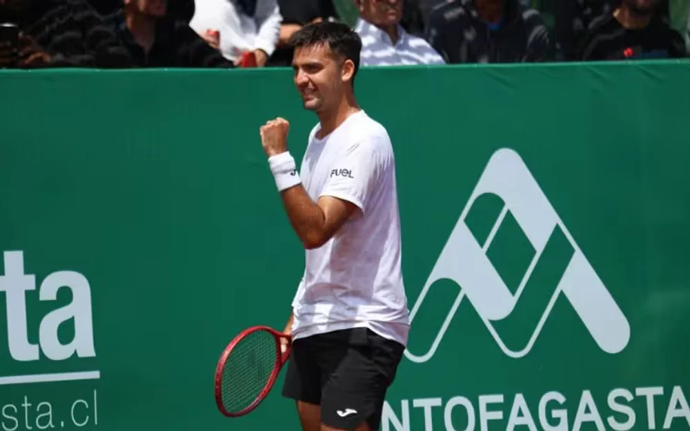 Tomás Barrios avanza en el Challenger de Antofagasta y espera en octavos a Miguel Tobón