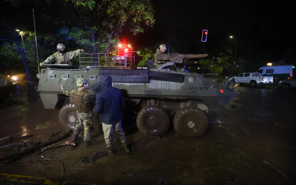 Claro Arena resiste el aluvión y se convierte en centro de operaciones del COGRID en Las Condes