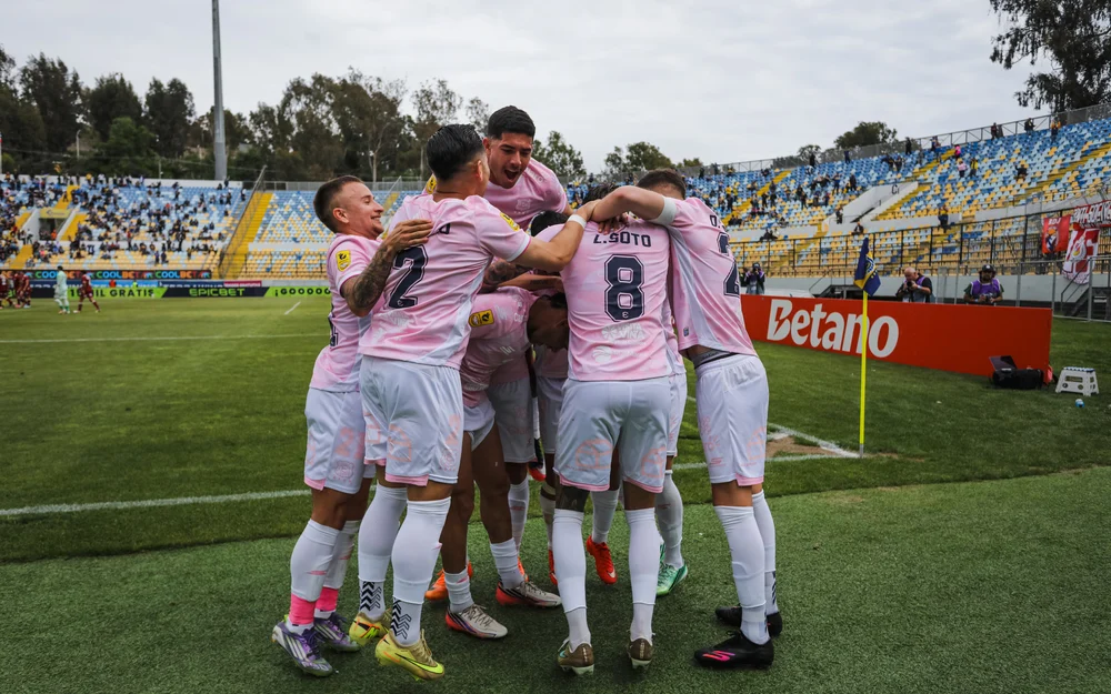 Everton remonta con dos penales en el final y se mete en la pelea por el Chile 2