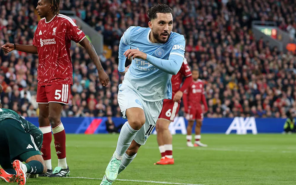 Manchester City golea 3-0 a Liverpool en Anfield y mantiene campaña perfecta en la Premier