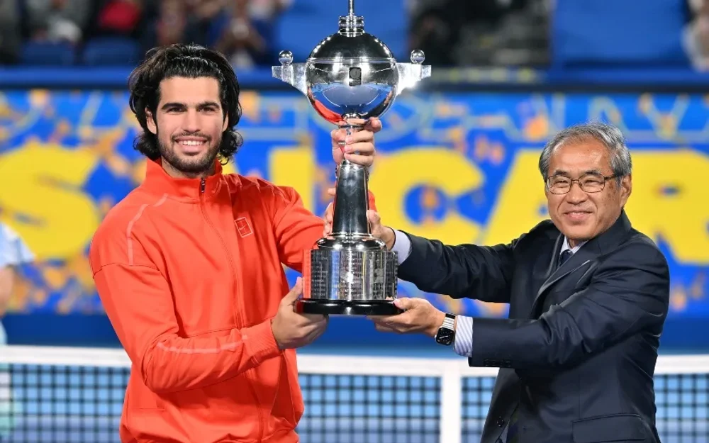Alcaraz vuelve a sonreír: bicampeón en Tokio tras casi nueve meses sin títulos