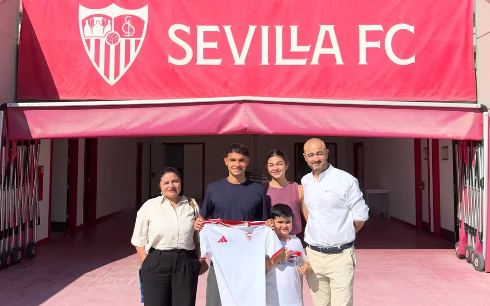 Renato Morales, volante chileno de 18 años formado en Cobresal, firma contrato con Sevilla