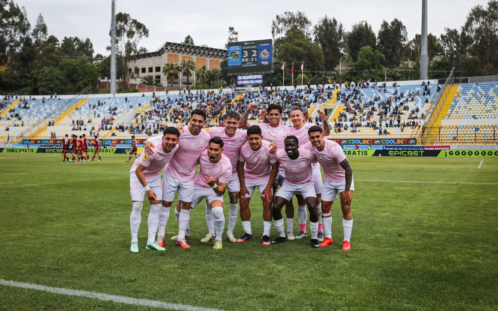Everton queda a tres de las universidades tras remontada ante La Serena