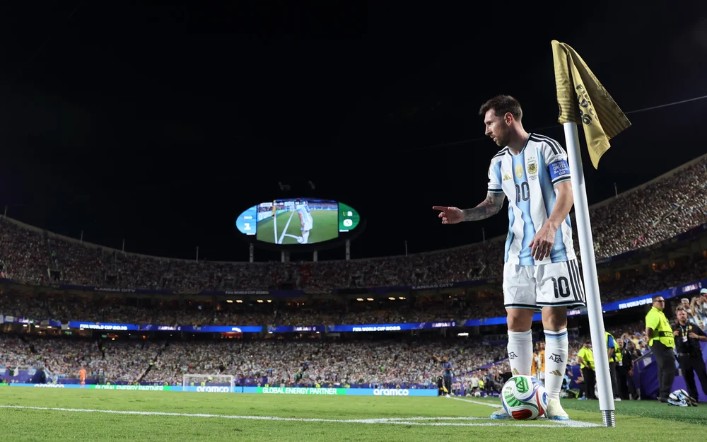 Messi cierra su ciclo en Argentina con árbitros chilenos y una jineta de oro hecha en Chile