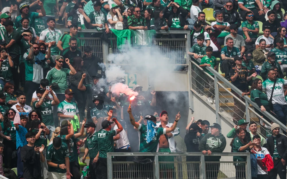Hinchas de Santiago Wanderers increparon al plantel tras la derrota ante Curicó en Valparaíso