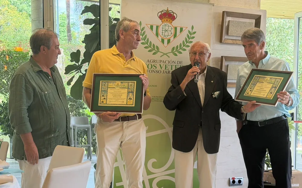 Pellegrini y Cousillas reciben homenaje de los béticos veteranos por siete años al mando del Betis