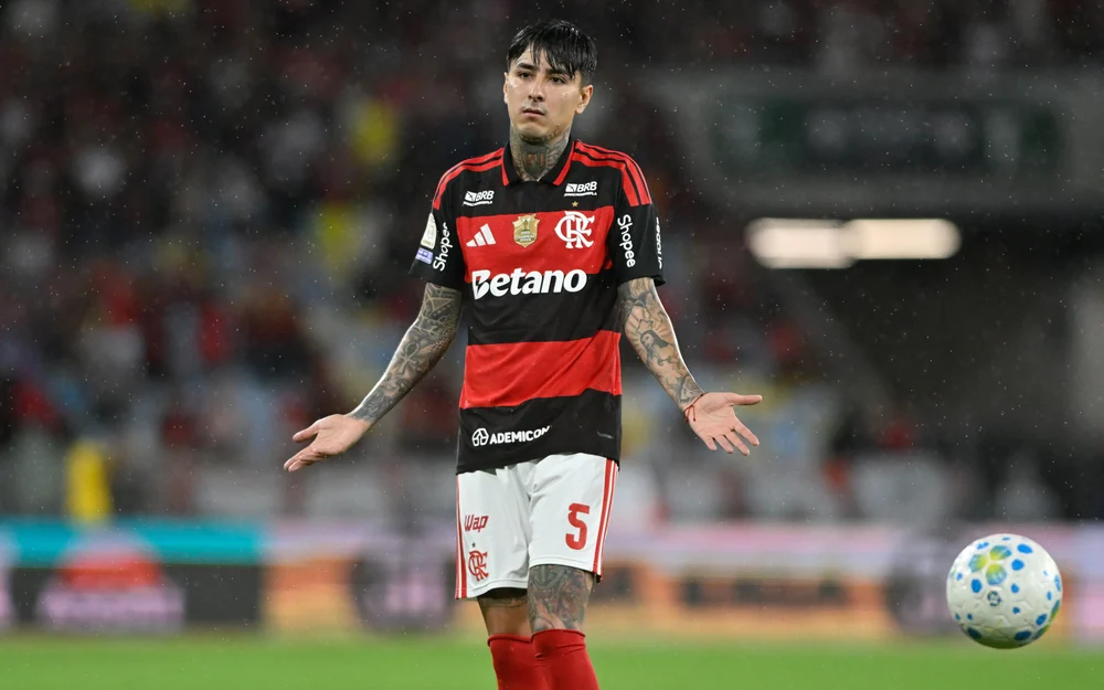 Erick Pulgar enfrenta al STJD de Brasil por conducta violenta en el clásico carioca