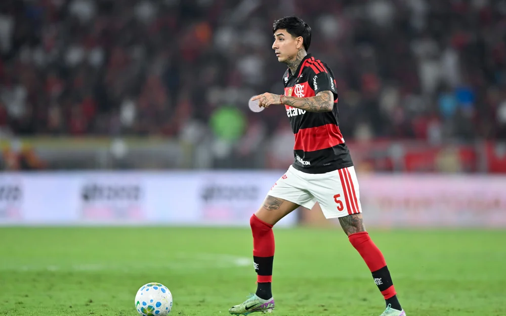 Flamengo evalúa nacionalizar a Erick Pulgar para 2027 por nueva regla de extranjeros en Brasil