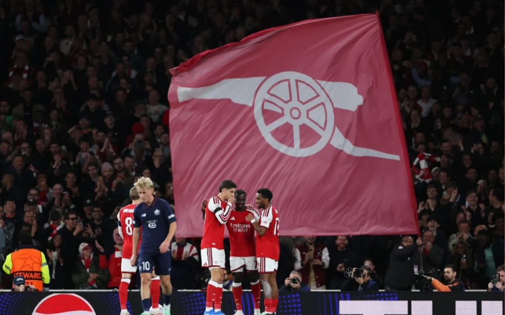 Arsenal supera al Lille con doblete de intervenciones de Timber y Saka