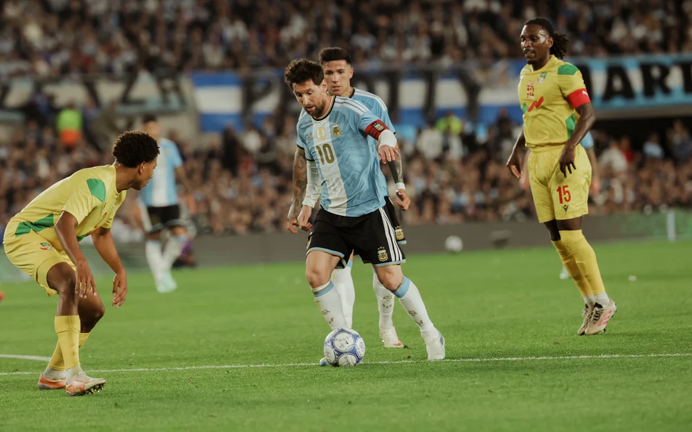 Técnico de Benín acusa desaire en la despedida de Messi: "No nos dieron nada, ni una foto"