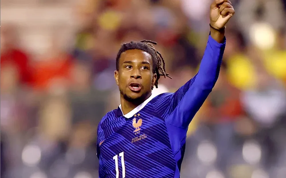 Olise, el futbolista de cuatro países que duerme en su auto para llegar primero a entrenar