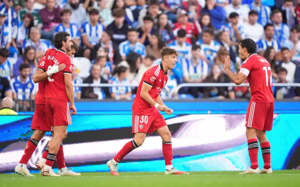 Gabriel Suazo capitanea al Sevilla en triunfo clave ante Deportivo La Coruña