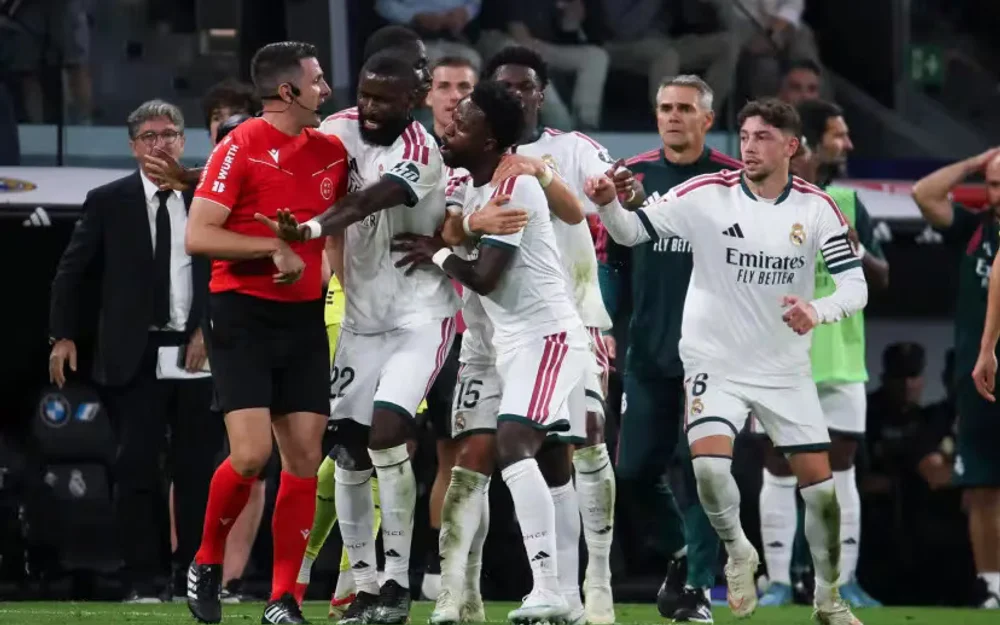 Vinícius, expulsado por tirón de pelo, se perdería el Clásico ante Barcelona