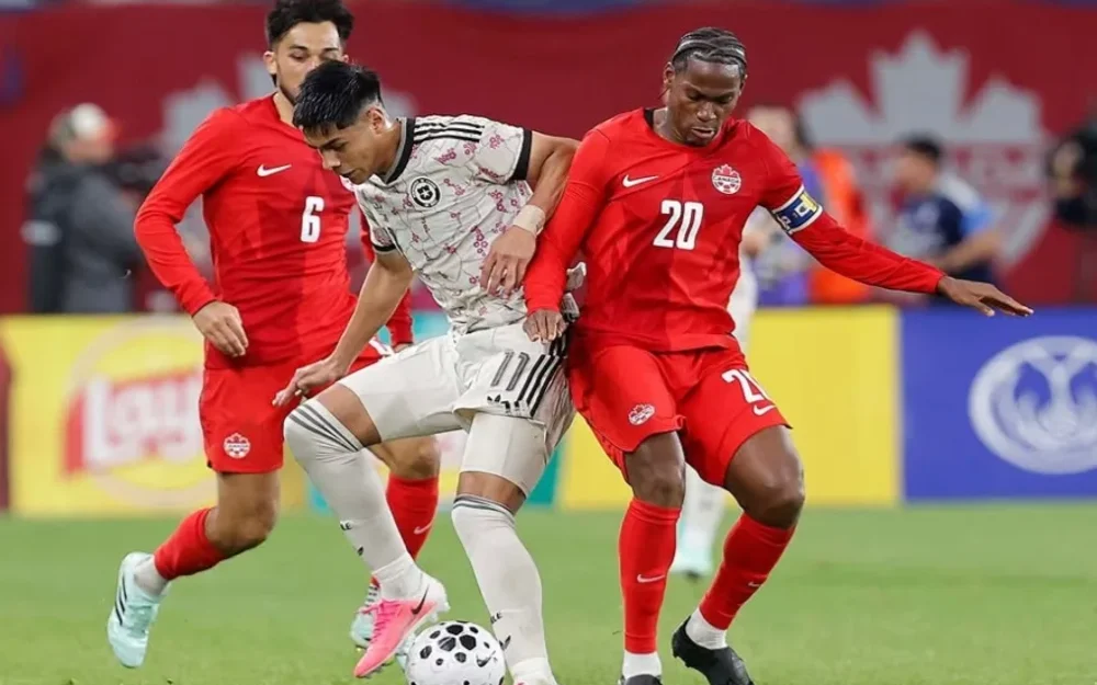 La Roja cae ante Canadá en Toronto y termina con nueve jugadores