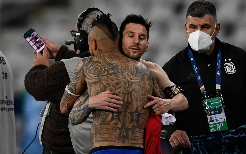 Arturo Vidal despide a Messi antes de su último partido con Argentina