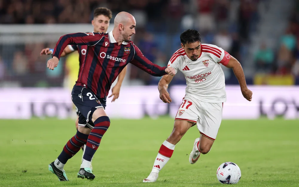 Suazo fue capitán en el empate 3-3 del Sevilla ante Levante en un descuento de locos
