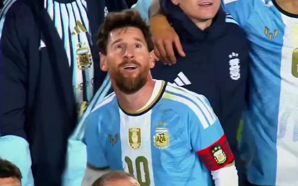 Drones con publicidad de un sponsor interrumpen el homenaje a Messi en el Monumental