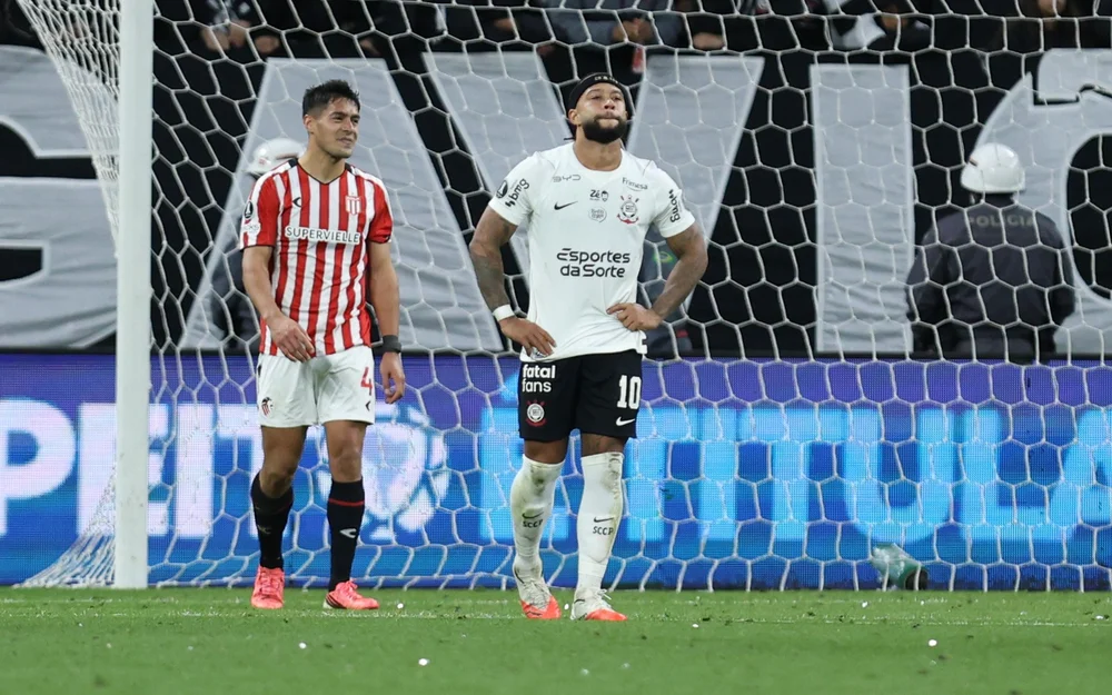 Memphis Depay falla penal y Corinthians queda eliminado en la Libertadores