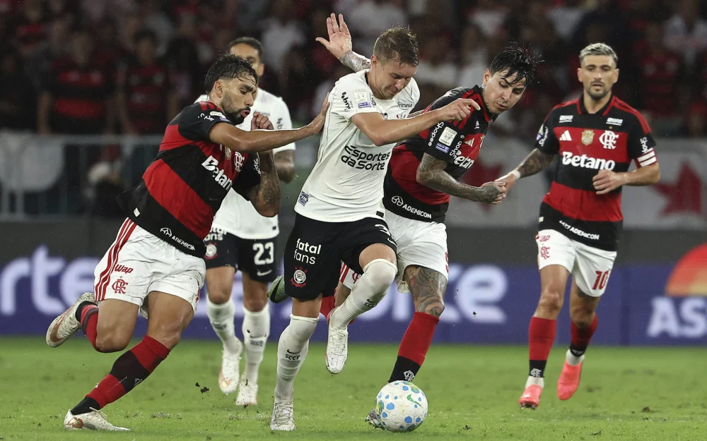 Flamengo vence a Corinthians en el Maracaná y recupera el liderato del Brasileirao