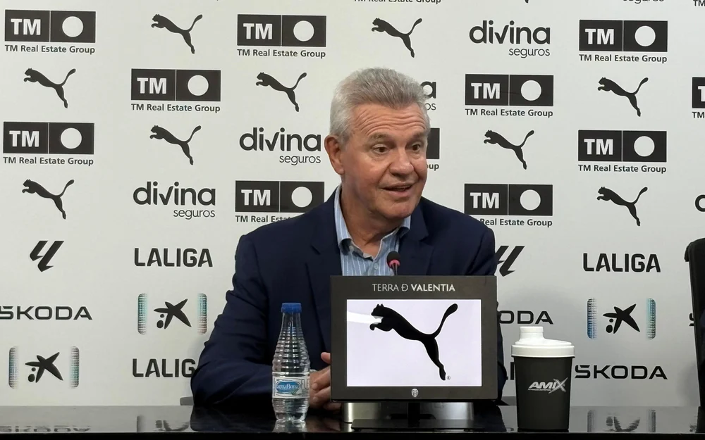 Javier Aguirre asume en Valencia con mensaje directo: "No puedes deambular por el campo"